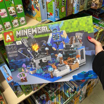 Конструктор Майнкрафт 437 деталей+персонажі, набір Minecraft My World Битва у темряві Варден AA8001 AA8001 фото